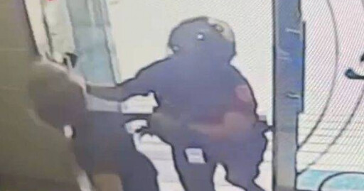 桃園通緝犯狂奔拒捕 警踹門衝屋壓制上銬歸案