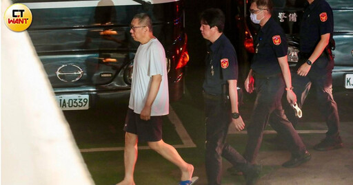 柯文哲順利抵達北院!身穿藍白拖、白T 下囚車全程「苦瓜臉」