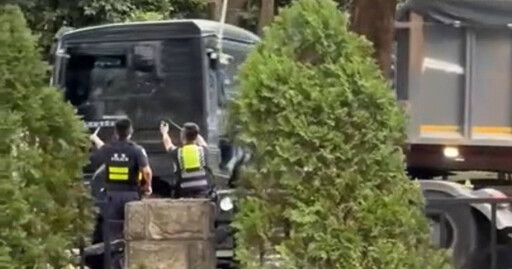 假配合真落跑！聯結車違規拒檢逃逸 警拔槍喝止險遭撞