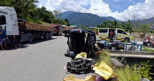 花蓮防汛路小貨車突遭砂石車追撞 驚險翻車2人送醫