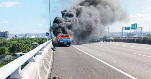 國道驚魂!小貨車載樹枝突起火 桃園路段火勢瞬間蔓延