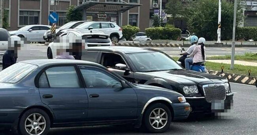 國產車撞「千萬賓利」？真身竟是克萊斯勒300C 網笑：少賣一顆腎
