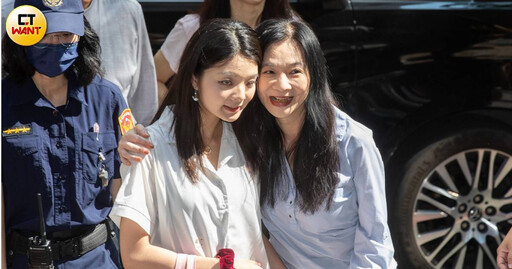 柯文哲、應曉薇交保遭撤相繼抵北院! 她攙扶母親下車畫面好吸睛