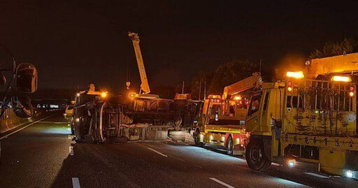 國道1號彰化深夜3車連環翻覆 大貨車猛撞釀驚悚事故