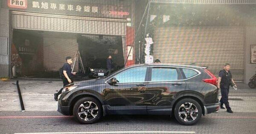 台南女駕駛變換車道釀連環撞! 騎士倒地3重機遭殃