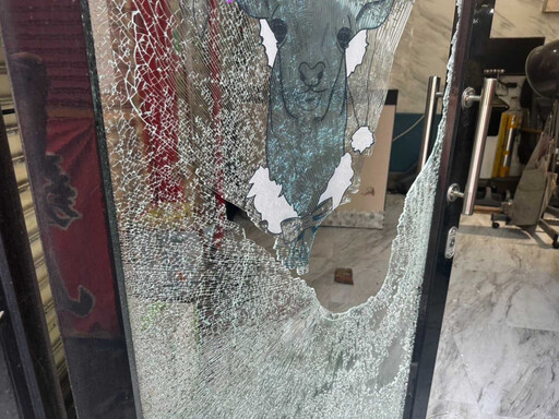 新莊美髮店遭砸門行竊 老闆娘一看竟是「前員工」