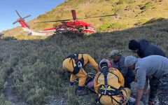 南湖大山驚魂！女登山客摔骨折 黑鷹直升機急馳救命