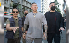 卓榮泰喊話「請記得法律怎麼保護你」 館長秀彈孔疤回嗆：你還有臉提