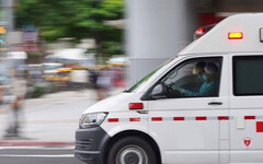 台中婦吃芭樂驚魂！一口哽住喉嚨命危 救護急送醫搶救中