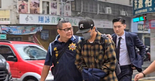 坤達遭上銬布料包手進警局 被問「為何閃兵」反應曝光