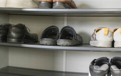 鄰居鞋櫃占公區 新北男半夜報復偷藏12雙鞋「只留單腳」遭判強制罪