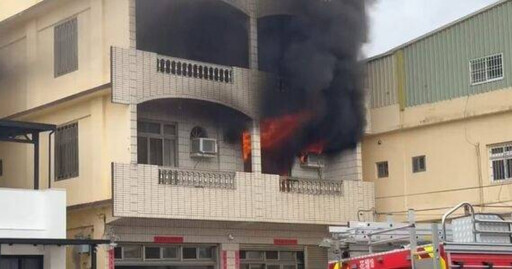 花壇民宅突爆烈焰!3層樓竄濃煙 住戶驚逃「磁磚炸裂聲不斷」