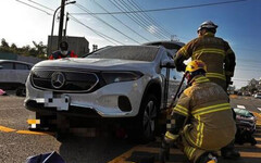 台南佳里驚悚車禍！機車騎士倒地慘遭賓士壓住 消防緊急破壞救援