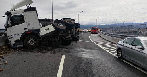 大溪交流道驚險翻車！砂石車過彎失控側翻 砂石滿地像灑餅乾屑