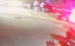 黑賓士狂飆2鎮！竊車賊連撞2人 毒品灑滿車內警封路圍捕終落網