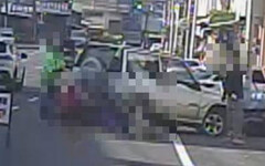 台3線驚悚車禍！73歲婦變換車道遭轎車猛撞捲入車底 命喪輪下現場怵目驚心