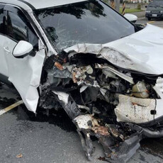 宜蘭休旅車自撞路樹「車頭全毀」 5人受傷送醫