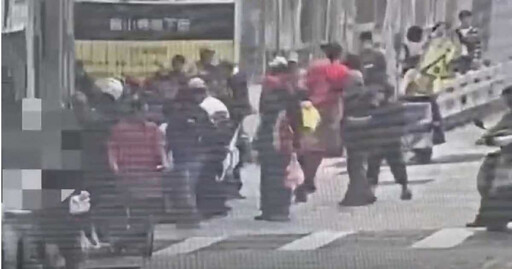 千元換個資1/龍山寺前鬼扯老闆中彩券 擺攤收證件發現金辯沾喜氣