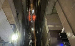 高雄情侶吵架竟點火報復！19歲男怒燒女友衣櫥 百人深夜驚逃大樓