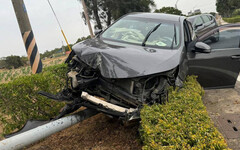 金門驚魂！男駕車突身體不適自撞路燈 車頭全毀、路燈倒地畫面怵目驚心