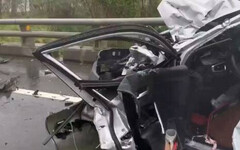 鳳凰颱風來勢洶洶！台9線雨天驚魂 小客車對上貨車「車頭凹陷」現場僅剩單線通行