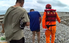 不要命！颱風還沒走釣客竟到出海口釣魚 遭海巡署函送花蓮縣府開罰