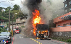 遊覽車突陷火海！瑞芳老街驚現火警 22消防急撲滅