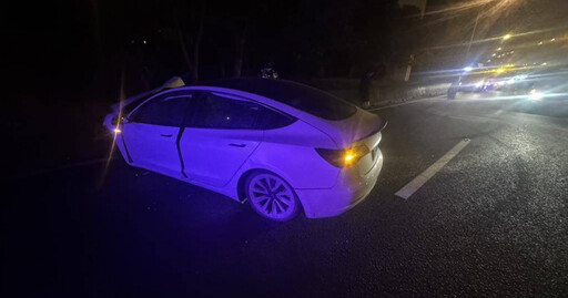 27歲男開特斯拉恍神「左右飄移」猛撞國道護欄 衝進南崁匝道