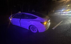 27歲男開特斯拉恍神「左右飄移」猛撞國道護欄 衝進南崁匝道