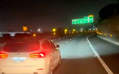 國道「逼車狂魔」白色轎車不滿遭閃燈 連續蛇行逼車急煞惡行全錄