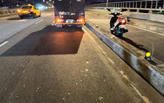 運鈔車門沒關好「撒幣浮洲橋」 警方花1小時協助撿錢