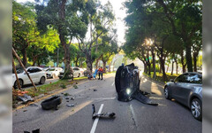 台大社科院後方車禍！疑上班途中恍神 男撞分隔島側翻