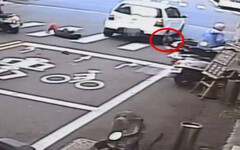 轎車失控猛撞等紅燈女騎士「頭被車輪輾2次」 惡劣駕駛逃跑中