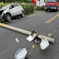 台中醫院看病變撞擊現場秀！62歲男開車自撞電線桿 電桿倒路中