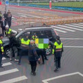 駕車衝吐瓦魯迎賓管制站！男遭強押下車高喊「我是皇太子」 警再逮他無照