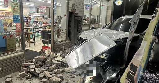逆向 BMW 失控暴衝 路人買東西遭撞飛10公尺砸進超商門口