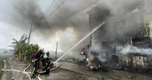 火光衝天！台中潭子2樓鐵皮工廠大火 半小時燒光150平方公尺