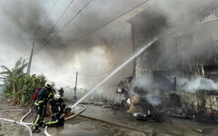 火光衝天！台中潭子2樓鐵皮工廠大火 半小時燒光150平方公尺