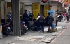 超狂YouBike不滿被按喇叭竟「肉身擋車」 公車司機下車理論怒告強制罪