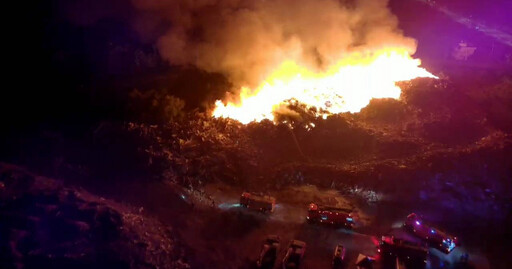 台南白河大火!大量廢棄物火勢延燒 4怪手支援搶救