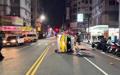 新北婦開賓士「衝出巷口」撞上直行小黃 計程車側翻躺路中央