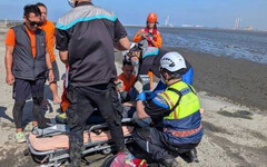 伸港清晨驚魂！5人海邊釣魚突遇巨浪 2釣客落海命懸一線