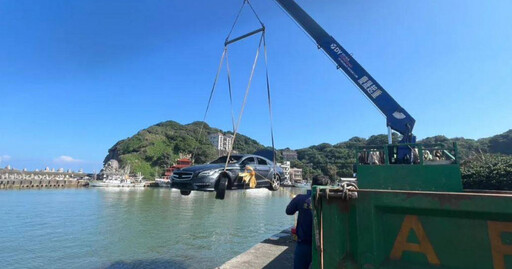 疑路況不熟!女金山訪友墜磺港漁港 連人帶車墜海無生命跡象