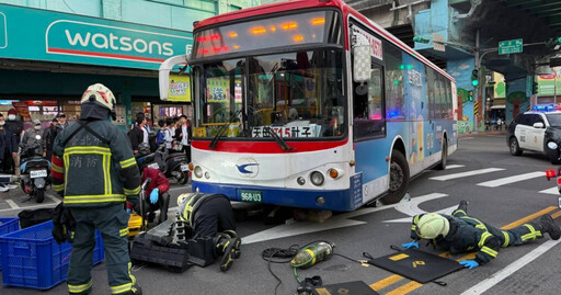 快訊/北市士林公車撞行人 7旬翁遭壓輪下無生命跡象