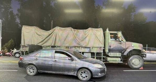 永康路口驚險一刻!軍用大貨車與自小客擦撞 嚇壞用路人