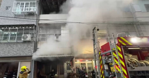 高雄鳳山透天厝清晨火警！消防「架梯救援」2人送醫