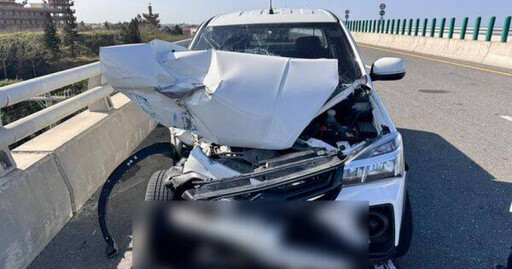 西濱彰化段驚險追撞！皮卡撞上故障貨車 駕駛受傷送醫