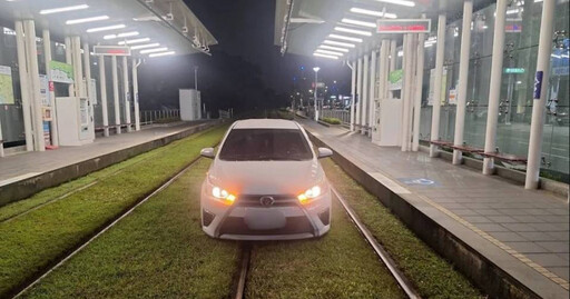 高雄駕駛誤闖輕軌車站「車卡軌道」 害8班次列車延誤