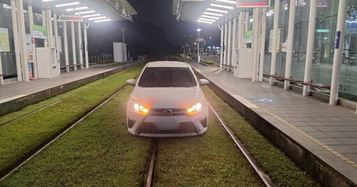 高雄7旬婦開車「誤闖輕軌軌道卡草地」 函送偵辦最高罰20萬