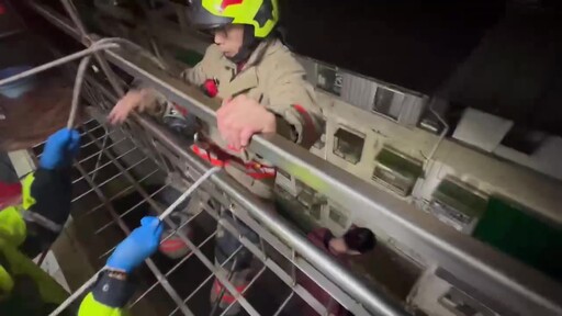 影/3樓收衣「軟腳」跌落遮雨棚 基隆消防驚險吊掛救困婦